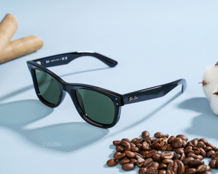 RayBan Wayfarer xuất hiện với kiểu dáng mới, tròng kính lõm độc đáo.