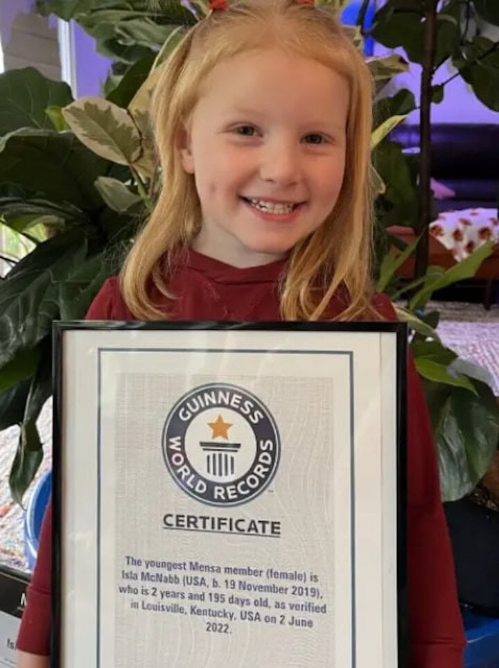 Isla McNabb nhận Kỷ lục Guinness thế giới.