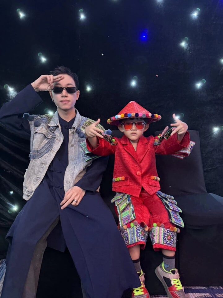 Quán quân Rap Việt Double2T và cháu trai tại một sự kiện.