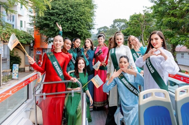 Sự xuất hiện của 90 thí sinh Hoa hậu Trái đất - Miss Earth 2023 trong trang phục áo dài truyền thống thu hút sự quan tâm đông đảo của khán giả. Họ thích thú khi được diễu hành khắp thành phố.