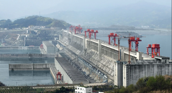 Nhà máy thủy điện đầu tiên ở nước ta xây dựng năm nào? - 8