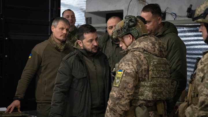 Tổng thống Ukraine Zelensky đã bỏ qua việc trao đổi với Đại tướng Valery Zaluzhny trực tiếp đưa ra các mệnh lệnh quân sự với các chỉ huy khác. (Ảnh: AP)