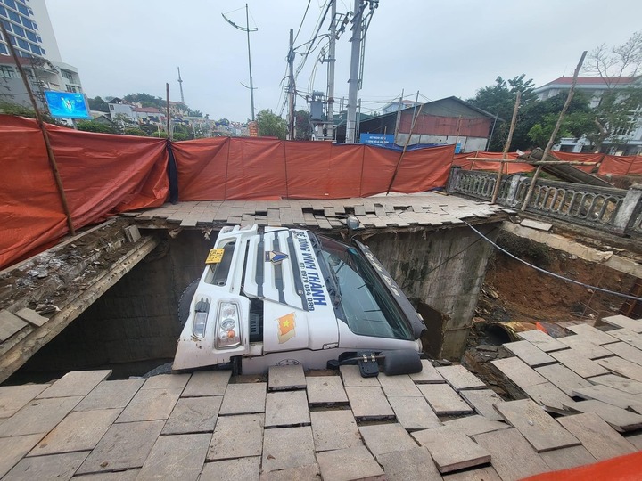 Chiếc xe tải bị lọt xuống hố. (Ảnh: Đ.X.)