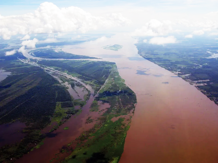 Mặc dù có chiều dài hơn 6.400 km, nhưng điều lạ lùng là sông Amazon vẫn không có cây cầu nào bắc qua. (Ảnh: britannica)