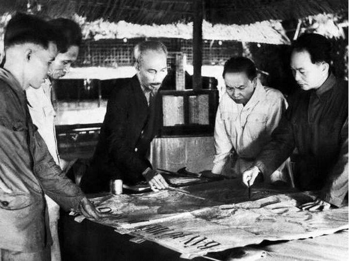 Chủ tịch Hồ Chí Minh (giữa), Đại tướng, Tổng tư lệnh Võ Nguyên Giáp (ngoài cùng  bên phải) và các đồng chí trong Bộ chỉ huy chiến dịch Điện Biên Phủ. Ảnh tư liệu