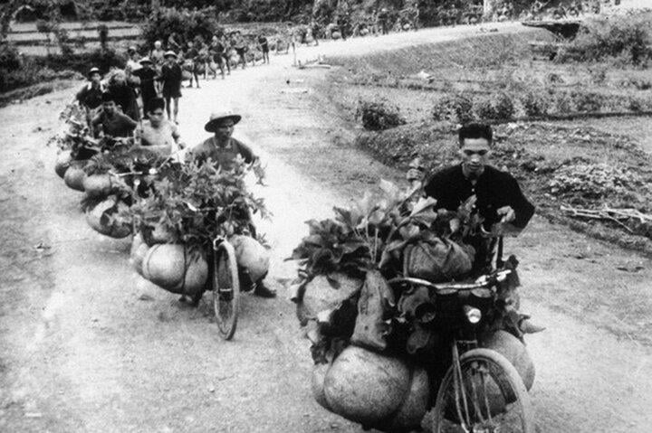 Đoàn xe đạp thồ trên đường vào Chiến dịch.