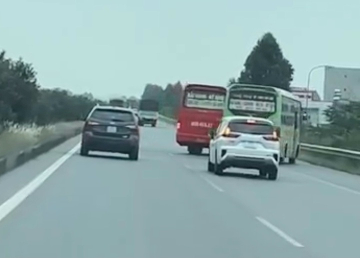 Hai xe khách chèn ép nhau trên cao tốc Hà Nội - Bắc Giang. (Ảnh cắt từ clip).