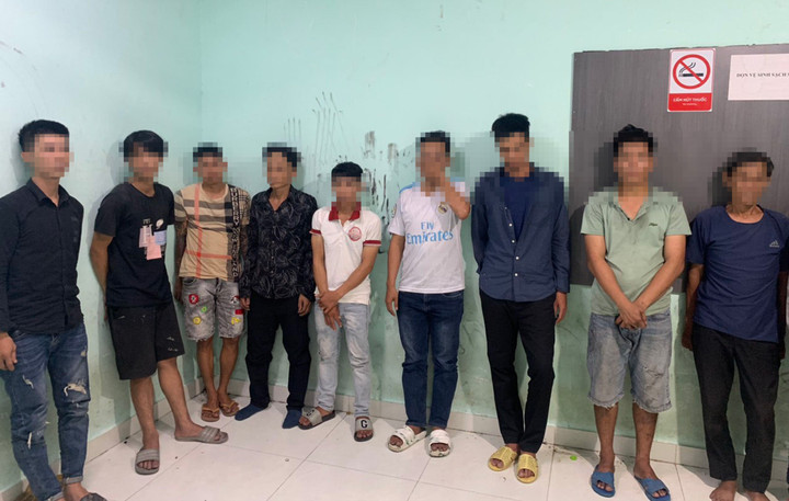 Những con nghiện thường tiêm chích ở nghĩa trang Bình Hưng Hòa. (Ảnh: Công an cung cấp)