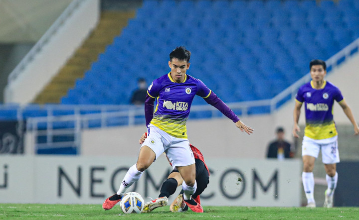 Hà Nội FC nỗ lực phòng ngự.