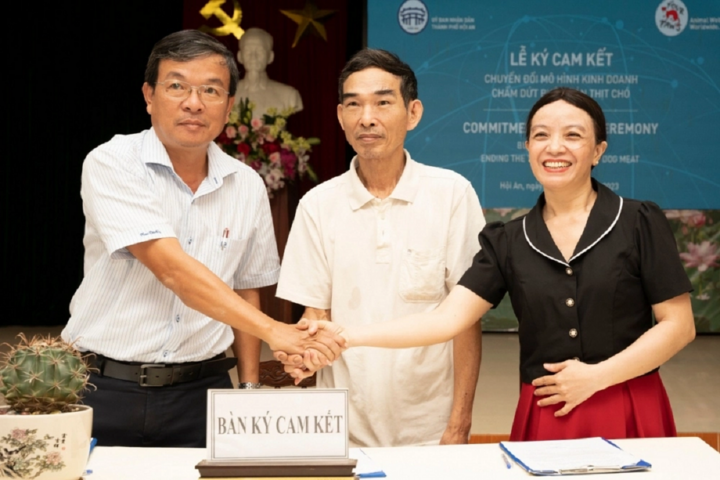 Phó Chủ tịch UBND TP. Hội An, chủ cửa hàng thịt chó và Phó Chủ tịch phường Cẩm Phô ký cam kết chuyển đổi mô hình kinh doanh và chấm dứt buôn bán thịt chó, mèo.