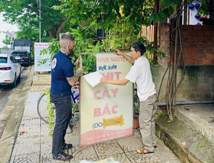 Ông Phạm Văn Quyết - chủ cửa hàng tự tay tháo dỡ biển bán và di dời các vật dụng chế biến thịt chó ra khỏi cửa hàng.