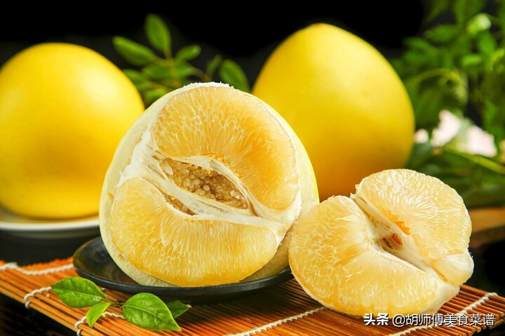 Chọn quả bưởi có vỏ ngoài tươi sáng cũng là một trong những cách chọn bưởi ngon (Ảnh: inf.news)
