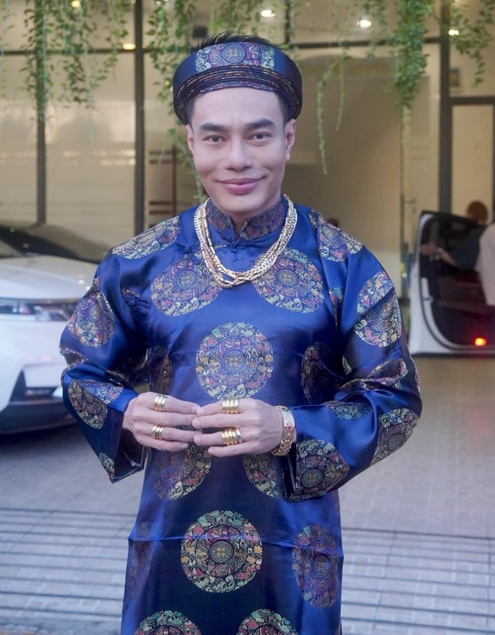 Hành động "xin" quà sau đó lại chê bai của Lê Dương Bảo Lâm khiến khán giả tranh cãi.