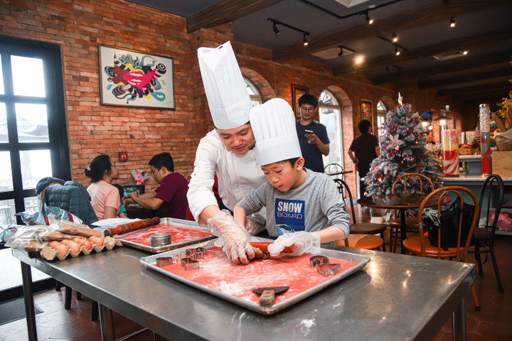 Du khách mê đắm với 'Mùa Giáng sinh trên mây' trên đỉnh Bà Nà - 11