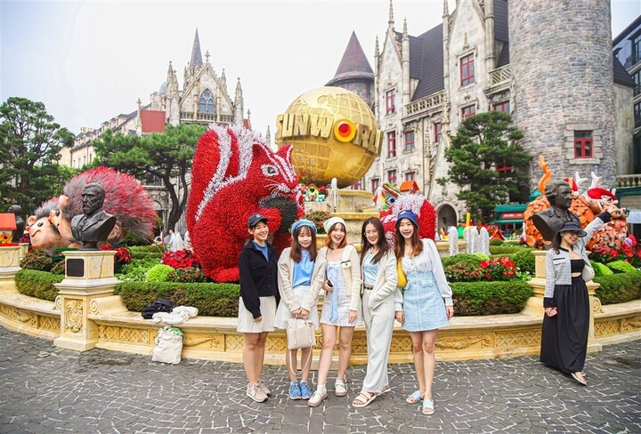 Du khách mê đắm với 'Mùa Giáng sinh trên mây' trên đỉnh Bà Nà - 3