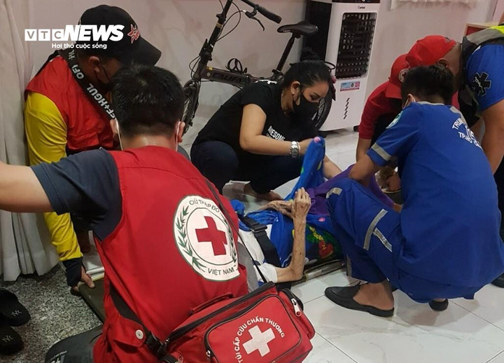 Vụ hỏa hoạn cũng khiến 4 cụ già ở căn nhà kế bên và đối diện bị ngạt khí.