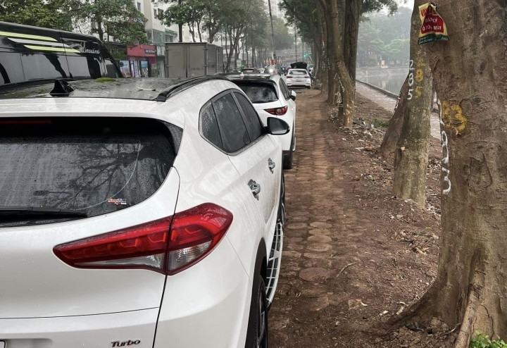 10 ô tô đỗ trên vỉa hè hồ Linh Đàm bị Toàn rạch lốp.