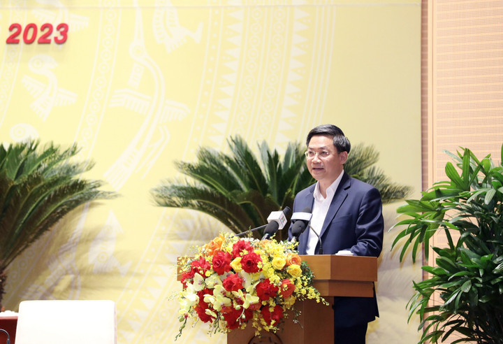 Phó Chủ tịch UBND TP Hà Nội Hà Minh Hải trình bày báo cáo tại hội trường.