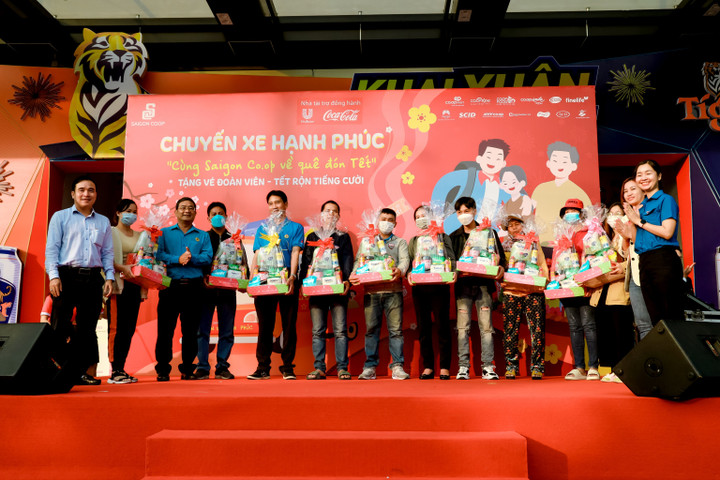 Saigon Co.op tổ chức 20 chuyến xe miễn phí đưa người lao động về quê đón Tết.