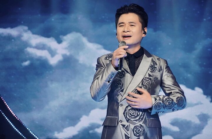 Tấn Minh là ca sĩ nổi tiếng suốt nhiều năm qua.