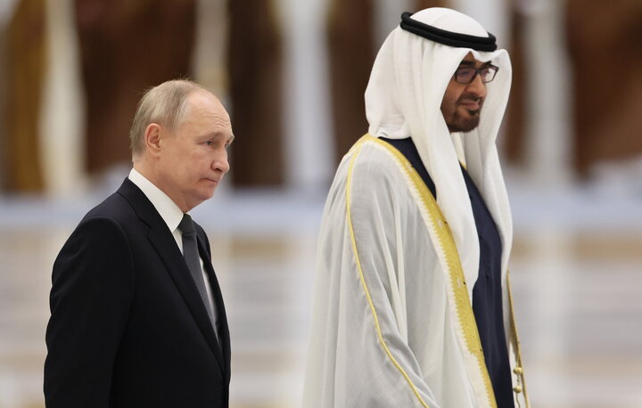 Tổng thống Nga Vladimir Putin và Tổng thống UAE Sheikh Mohamed bin Zayed Al Nahyan trong lễ đón tại Abu Dhabi, vào ngày 6/12. (Ảnh: TASS)