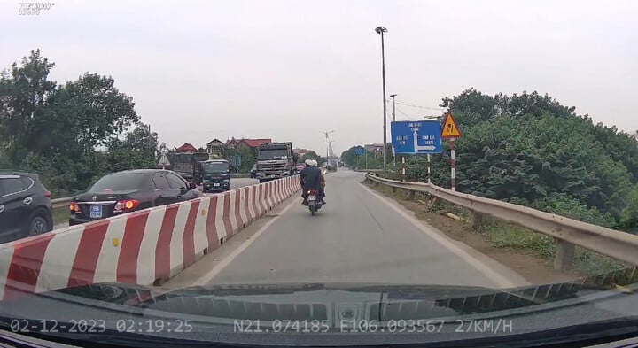 Xe biển xanh chạy ngược chiều trên cầu Hồ, Bắc Ninh.