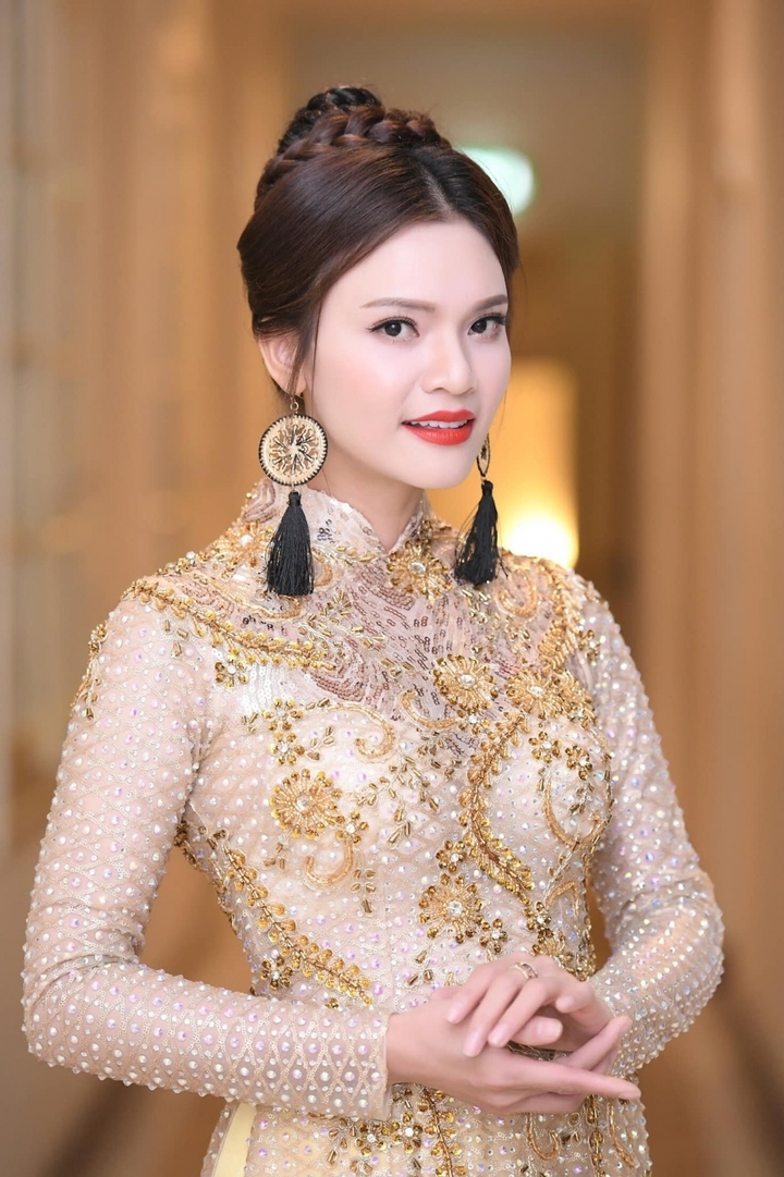 Phạm Phương Thảo sinh năm 1982 tại Nghệ An. Ngay từ khi còn trẻ, cô đã bộc lộ niềm yêu thích với âm nhạc bằng việc chọn thi vào trường Cao đẳng Văn hóa Nghệ thuật Quân đội.