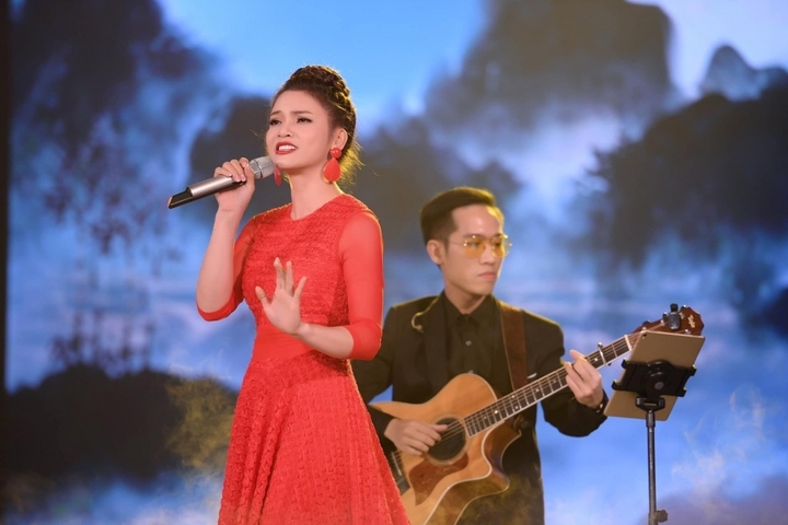 Bước ra khỏi cuộc thi, người đẹp xứ Nghệ được công chúng chú ý hơn và trở thành cái tên sáng giá trong làng nhạc trữ tình Việt. Tên tuổi của cô gắn với những ca khúc trữ tình bất hủ như: "Gần lắm Trường Sa", "Ai vô xứ Nghệ", "Người đi xây hồ Kẻ Gỗ", "Giận mà thương", "Hết giận rồi thương", "Ở hai đầu nỗi nhớ"…​​​​​