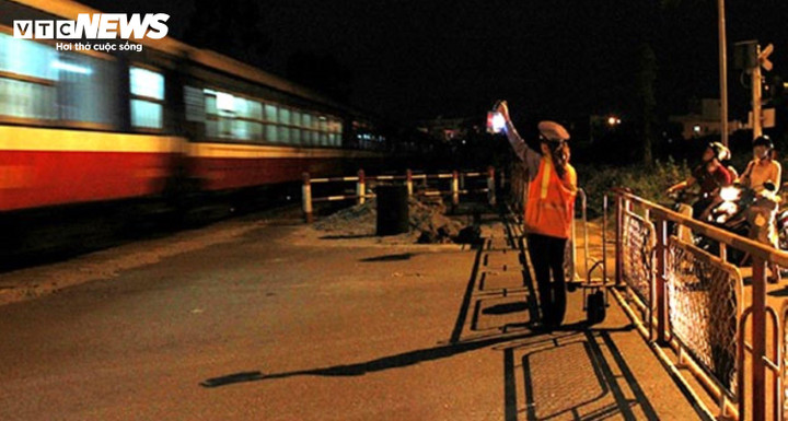 Theo quy định của Luật Giao thông đường bộ 2008, các phương tiện giao thông đường bộ phải dừng cách đương ray tàu hỏa tối thiểu 5m. (Ảnh: Châu Thư)