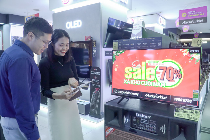 MediaMart tung nhiều chương trình khuyến mại lớn, hút khách mua sắm dịp cuối năm.