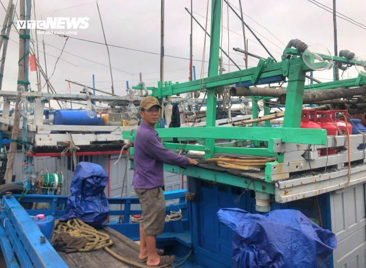 Ông Hiến tất bật chuẩn bị nguyên liệu cho chuyến ra khơi mùa biển động.