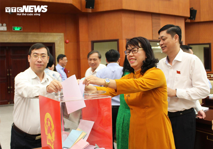 Các đại biểu bỏ phiếu tín nhiệm. (Ảnh: Thành Nhân)