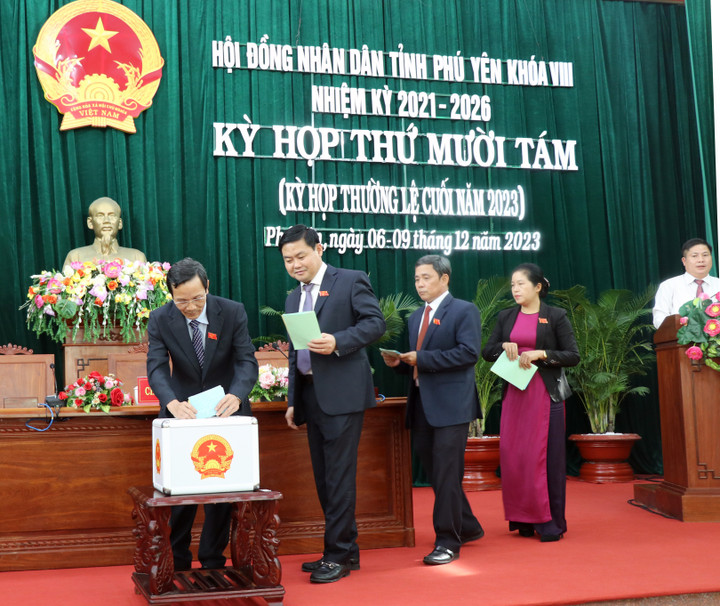 Ông Lê Thanh Đồng - Phó Chủ tịch HĐND tỉnh bỏ phiếu tín nhiệm