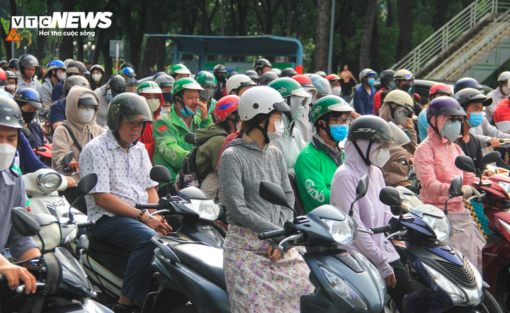 Thời tiết tại TP.HCM hôm nay 7/12, sáng nhiều mây, sau đó giảm mây, trời nắng, riêng chiều tối khả năng có mưa ở một vài nơi.