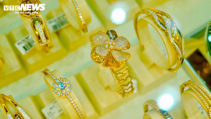 Giá vàng thế giới tăng nhẹ, trong khi giá vàng trong nước tăng, giảm trái chiều.
