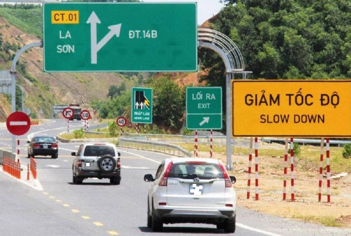 Pháp luật Việt Nam đã quy định những trường hợp tài xế phải giảm tốc độ để đảm bảo an toàn cho người điều khiển phương tiện và người tham gia giao thông. (Ảnh minh họa: Danhgiaxe.com)