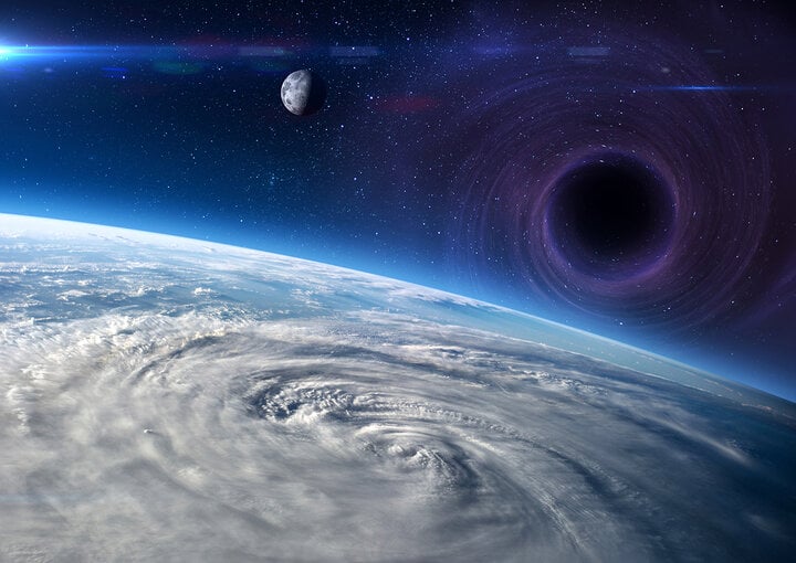 Khả năng Trái đất bị một Hố đen nuốt chửng là cực kỳ thấp trừ khi xuất hiện một Hố đen vãng lai bên trong Hệ Mặt Trời.