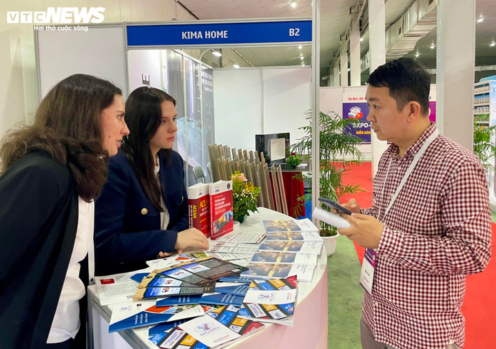 Đại diện Học viện Quan hệ quốc tế Moscow đang cung cấp thông tin cho khách tới dự triển lãm.