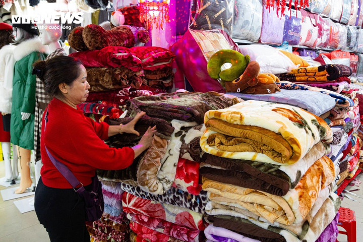 Chủ một quầy hàng kể, với kiot rộng hơn 100m2, bà thuê của chủ người Trung Quốc giá hơn 100 triệu đồng/năm. Thời gian gần đây, do quá vắng khách, bà xin người chủ này giảm tiền thuê xuống 5 triệu đồng/tháng, đó là mức kinh phí bà có thể chịu đựng được để duy trì hoạt động kinh doanh của mình.