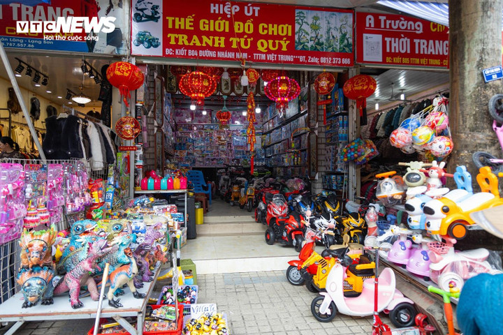 "Vào những ngày cuối tuần sẽ có lác đác khách là những người từ dưới xuôi lên đi lễ hay đi công việc tiện ghé qua, còn ngày thường gần như chỉ mở cửa hàng để ngồi chơi đợi hết ngày", một tiểu thương khác nói.