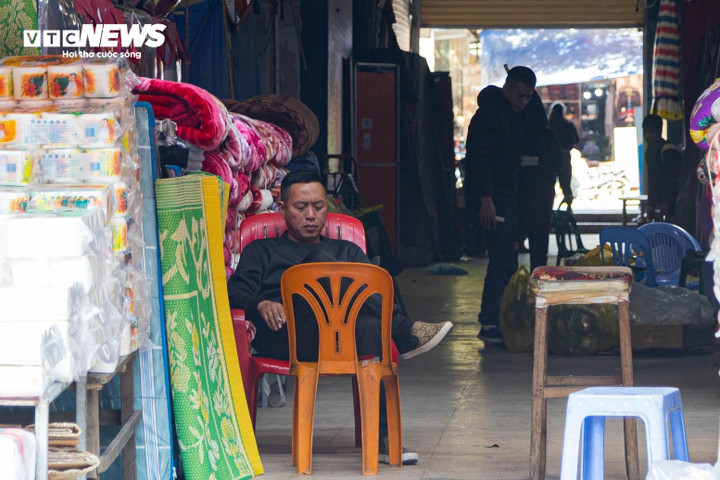 Có những ngày, các tiểu thương mở cửa rồi ngồi đợi hết giờ để về, không có một khách đến xem hàng.