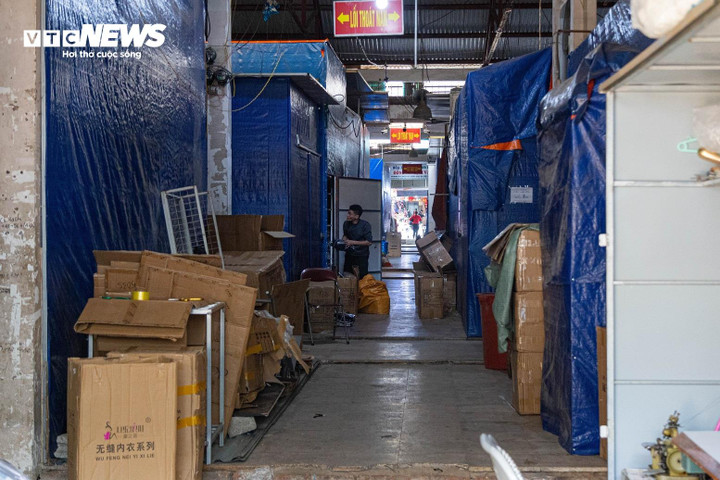 Nhiều kiot ngừng bán, quây kín bạt hoặc bị biến thành kho chứa đồ.