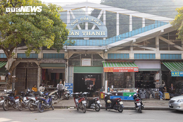 Từng là địa điểm không thể không đến với bất cứ du khách nào khi tới Lạng Sơn, chợ cửa khẩu Tân Thanh được coi như thiên đường mua sắm vùng biên với vô vàn hàng hóa giá rẻ, hợp túi tiền của người tiêu dùng. Nhưng từ sau đại dịch COVID-19 đến giờ, ngôi chợ này vẫn chưa thể nhộn nhịp trở lại.