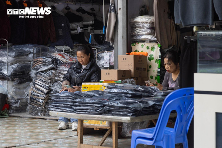 Theo các tiểu thương, trước đây, lượng khách đến chợ rất đông đúc. Tuy nhiên, sau khi đại dịch COVID-19 xuất hiện, cửa khẩu giữa hai nước bị đóng chặt, người dân không thể qua lại để phòng tránh dịch bệnh. "Đến bây giờ, COVID-19 đã bị đẩy lùi nhưng cửa khẩu vẫn được kiểm soát chặt, chỉ có xe chở hàng qua lại. Đã mấy năm nay chúng tôi không dám nhập hàng mới, vì biết không thể bán được", một tiểu thương chia sẻ.