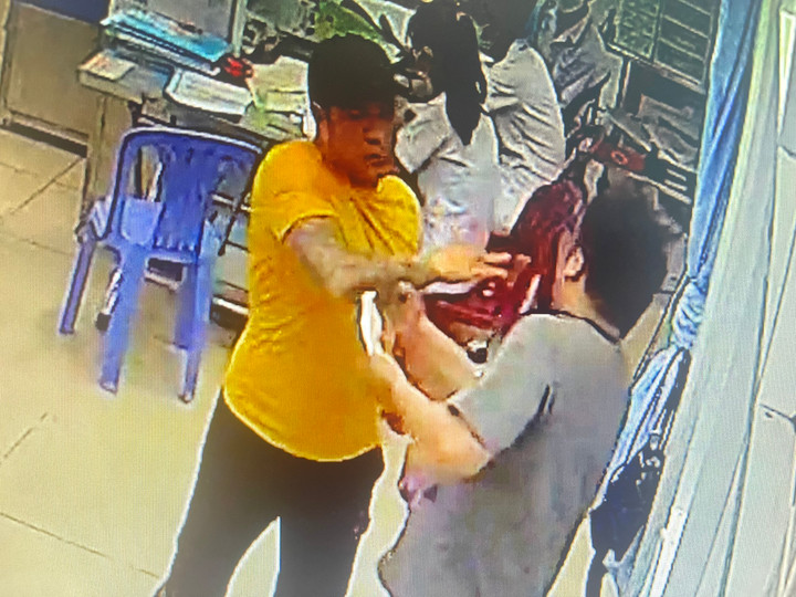 Người nhà bệnh nhân hành hung bác sĩ ở Bệnh viện quận 7 tối 22/11. (Ảnh chụp màn hình)