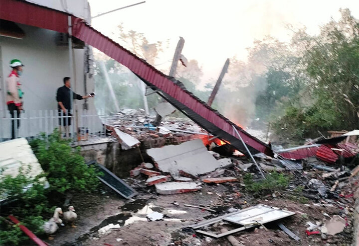 Vụ nổ khiến một phần của ngôi nhà bị sập.