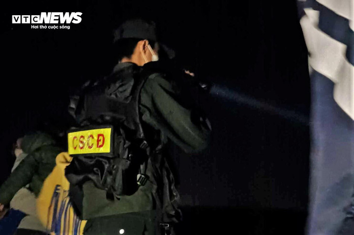 Hàng trăm cảnh sát cơ động có mặt tại rừng bần tham gia truy bắt.