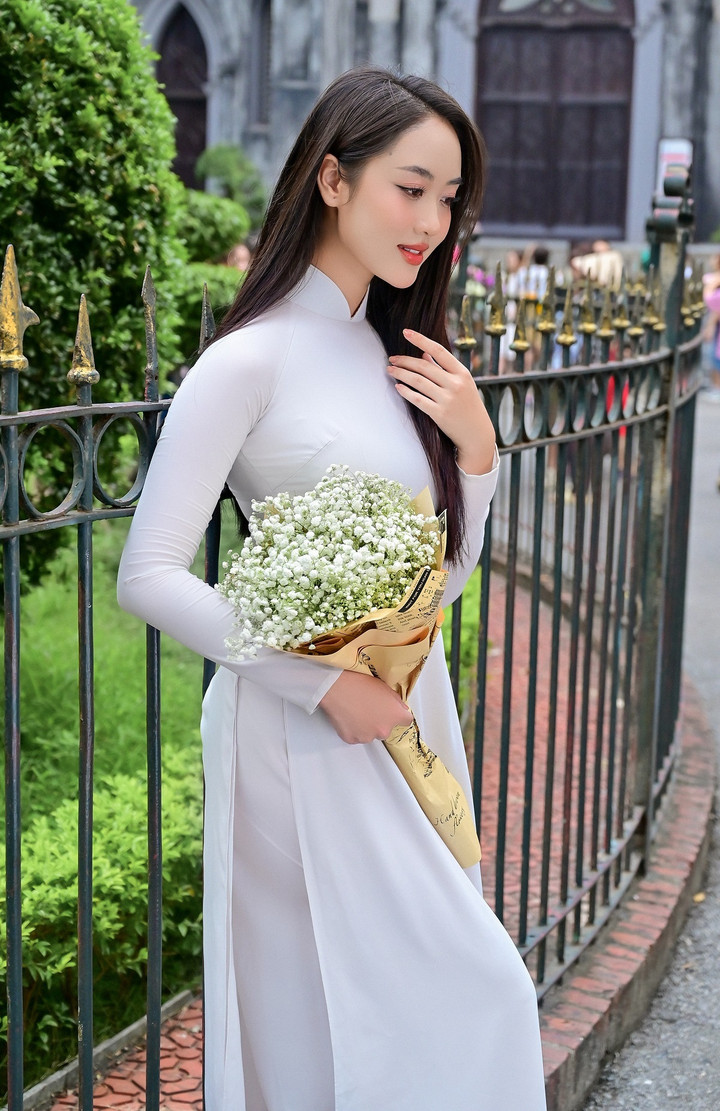 Trong khoảnh khắc trở thành tân Hoa khôi Thanh lịch Hà Nội 2023, người đẹp Gia Lai chia sẻ: "Đây không chỉ là nỗ lực của riêng tôi, mà còn là sự ủng hộ, cổ vũ và tình cảm của mọi người dành cho tôi”.