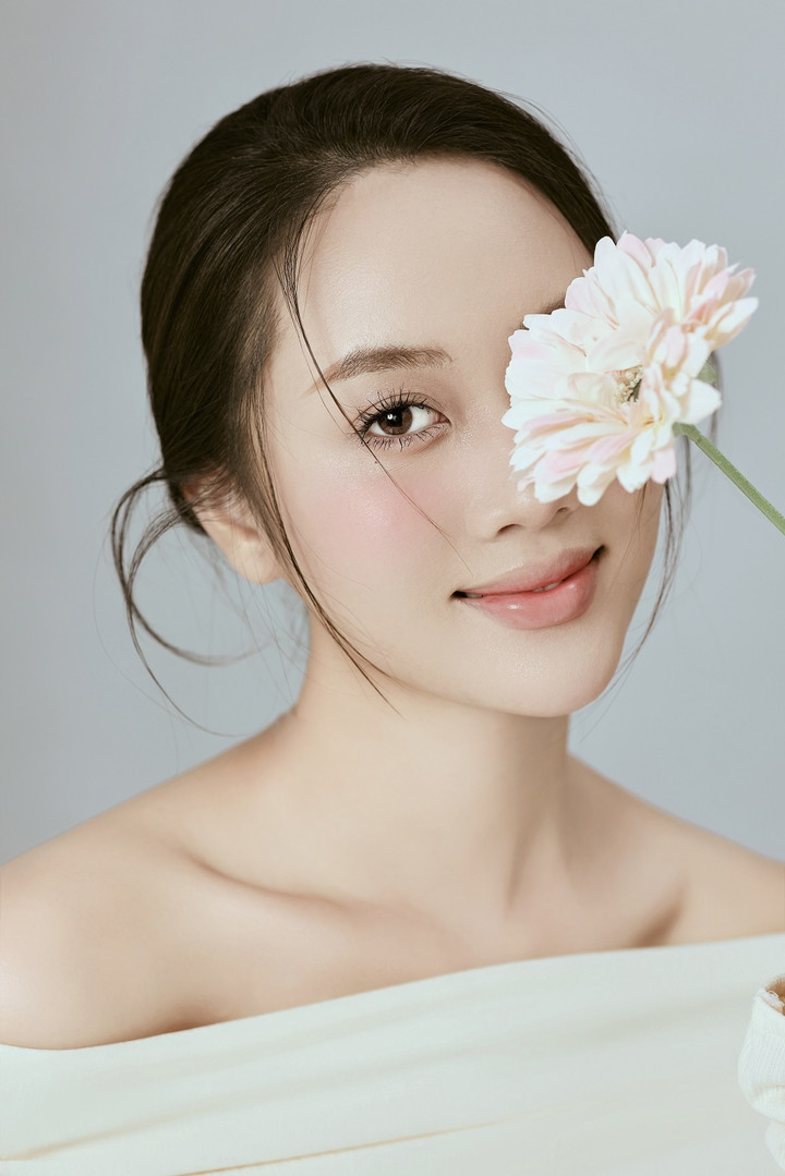 Trước khi đoạt ngôi vị Hoa khôi Thanh lịch Hà Nội 2023, 9X từng đạt thành tích ấn tượng tại các cuộc thi nhan sắc như: Top 5 "Tài sắc Phương Đông 2018", Top 5 "Hoa khôi Thủ Đô" - Người đẹp Áo dài, Người đẹp yêu thích nhất vòng Chung kết cuộc của "Miss World Vietnam 2022"…