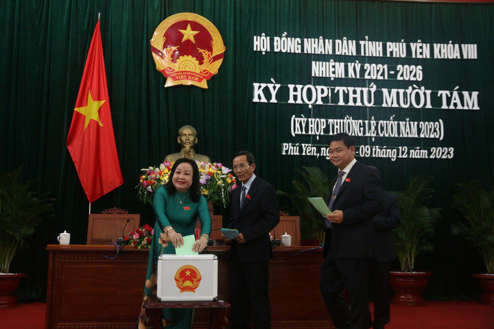 Bà Cao Thị Hòa An - Phó Bí thư Thường trực Tỉnh ủy, Chủ tịch HĐND tỉnh Phú Yên bỏ phiếu tín nhiệm